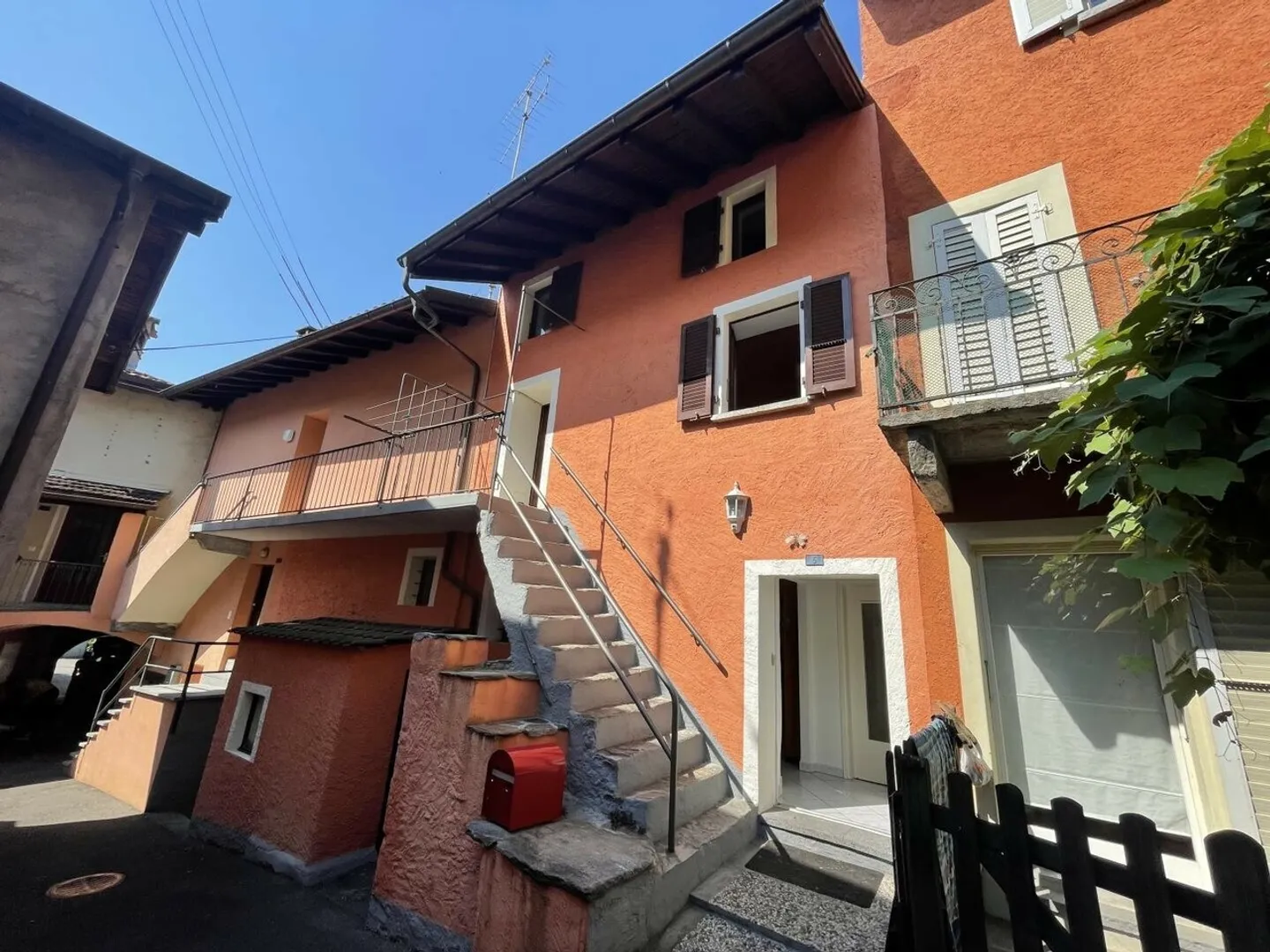 Vendesi casa unifamiliare di 3.5 locali su 3 piani a Solduno - Foto 1 di 11