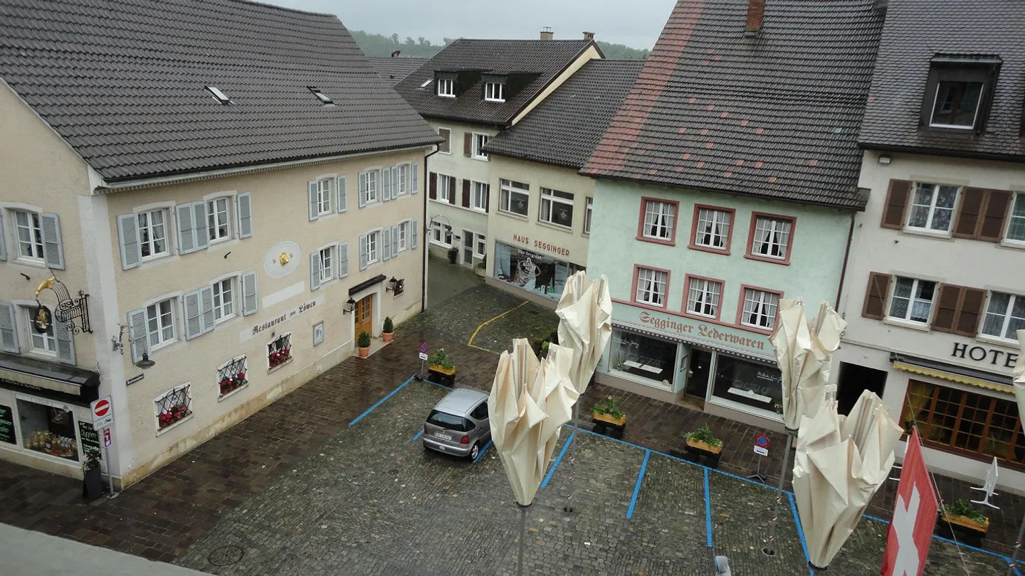 Modern 3-room apartment with balcony in the town center - Photo 3 of 9