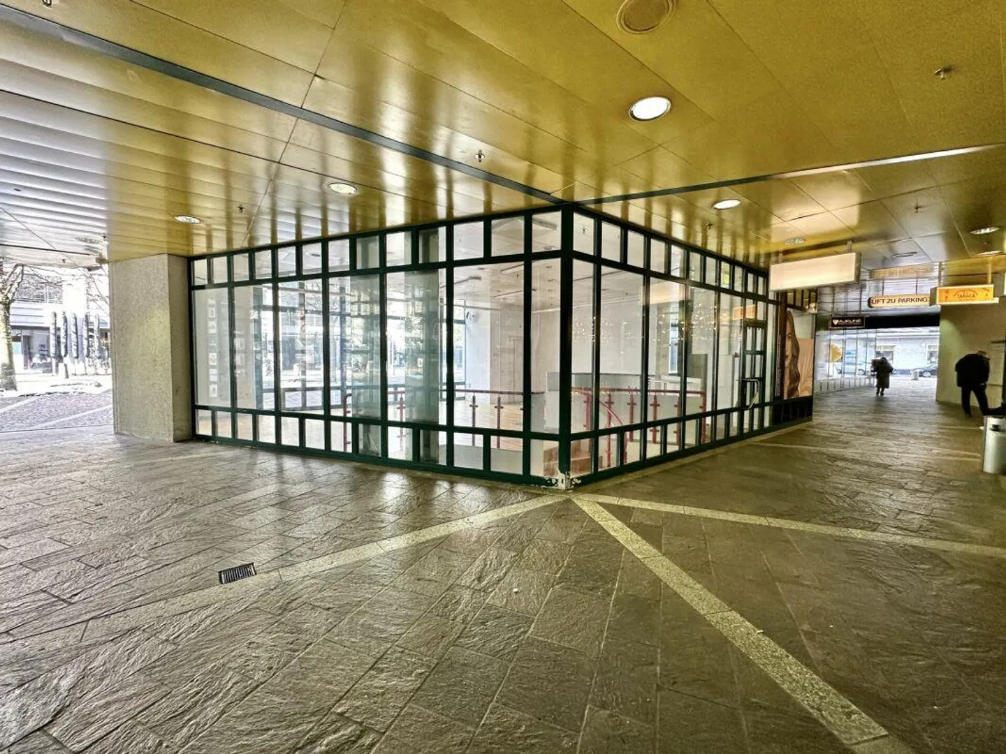 SPAZIO COMMERCIALE ATTRATTIVO NELLA ZONA CENTRALE DI OLTEN IN VENDITA - Foto 4 di 5