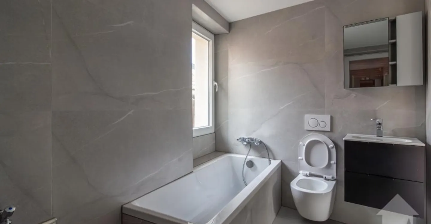 Fully renovated building in 2026 with a rental yield of 4.3% - Photo 9 of 13