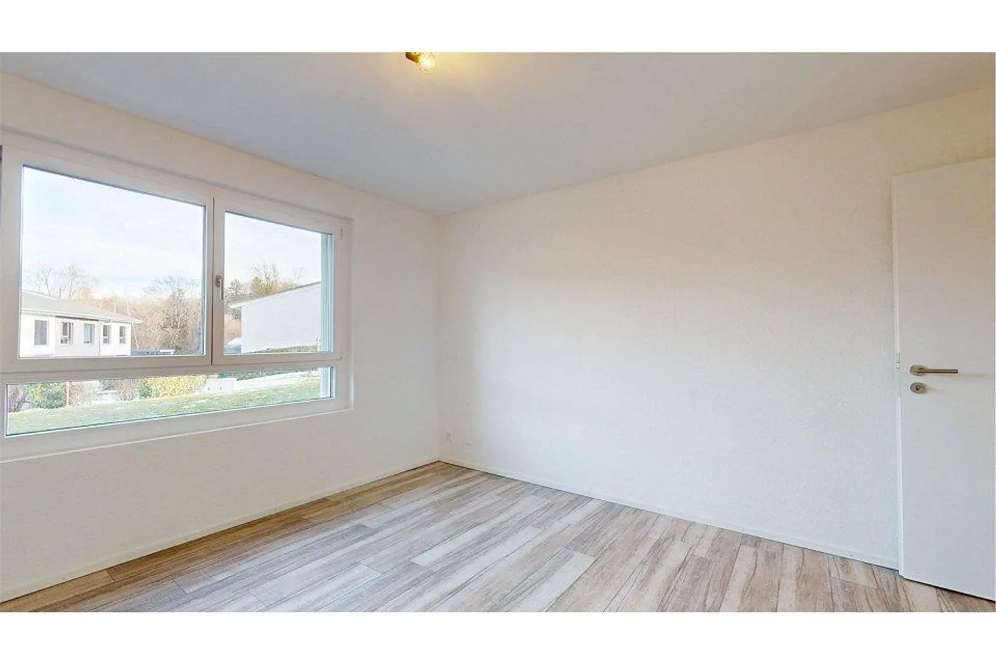 Magnificent 3.5 rooms of 100 m2 just 15 minutes from the center of Fribourg / Excl... - Photo 4 of 5