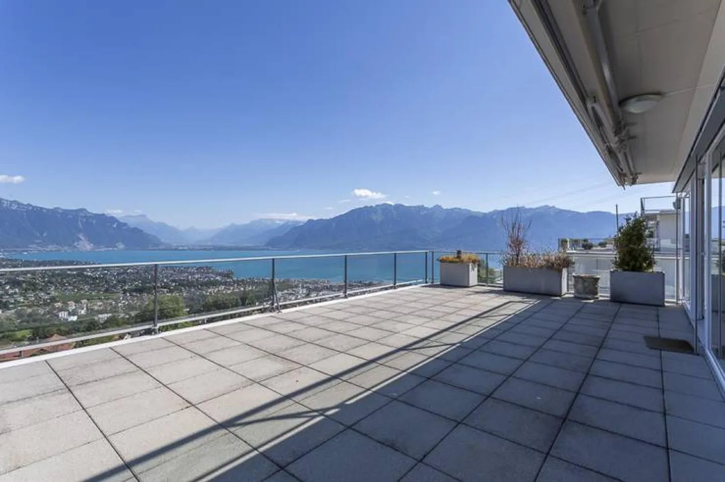 5.5 Room Apartment in Chardonne - Photo 1 of 11