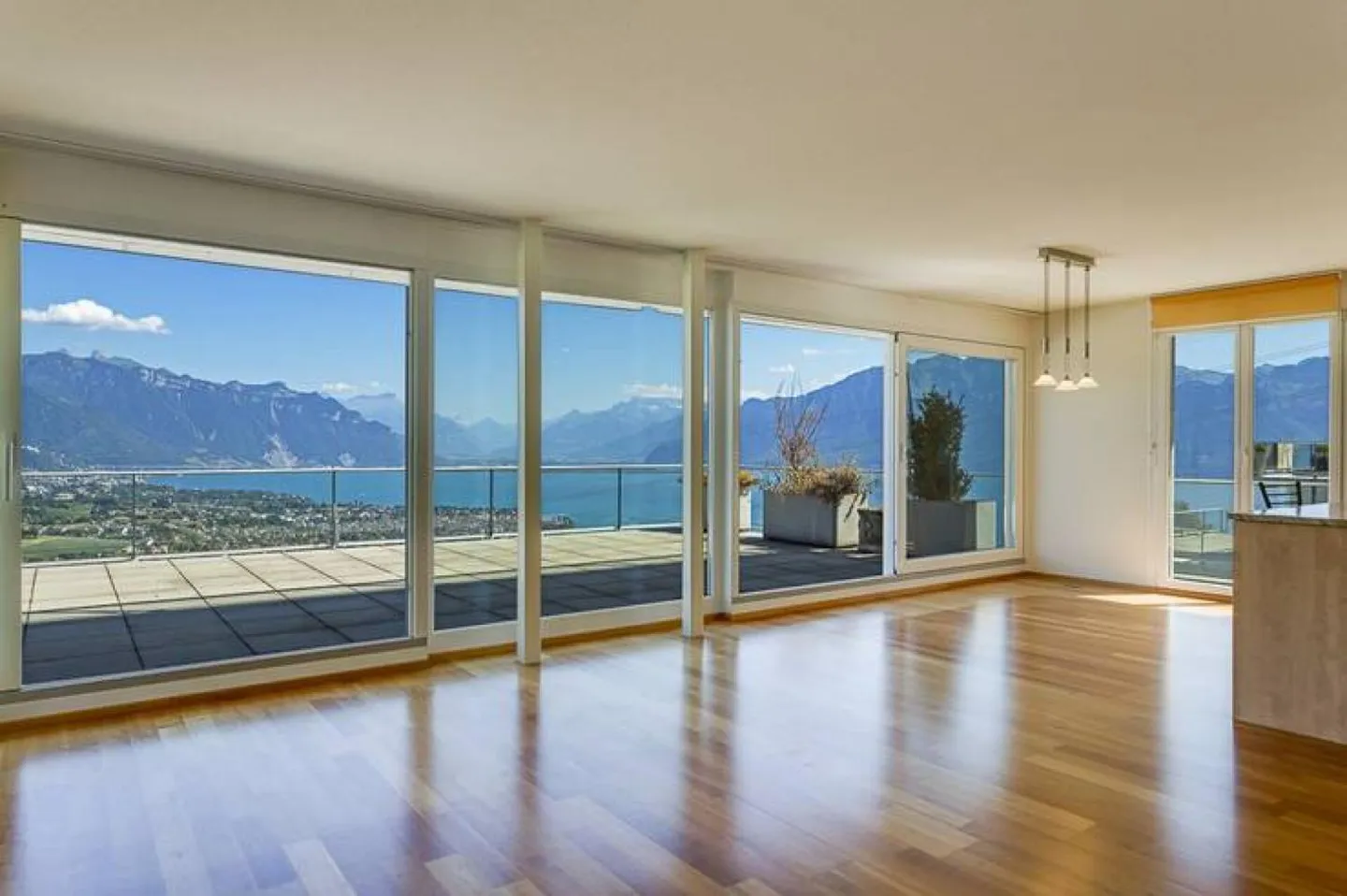 5.5 Room Apartment in Chardonne - Photo 2 of 11