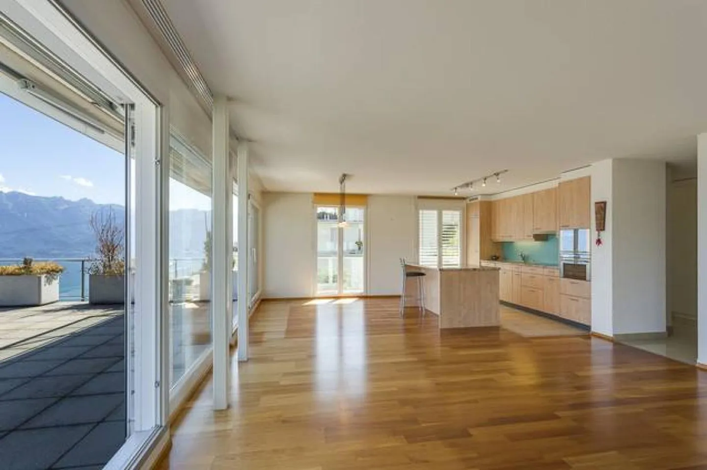 5.5 Room Apartment in Chardonne - Photo 3 of 11