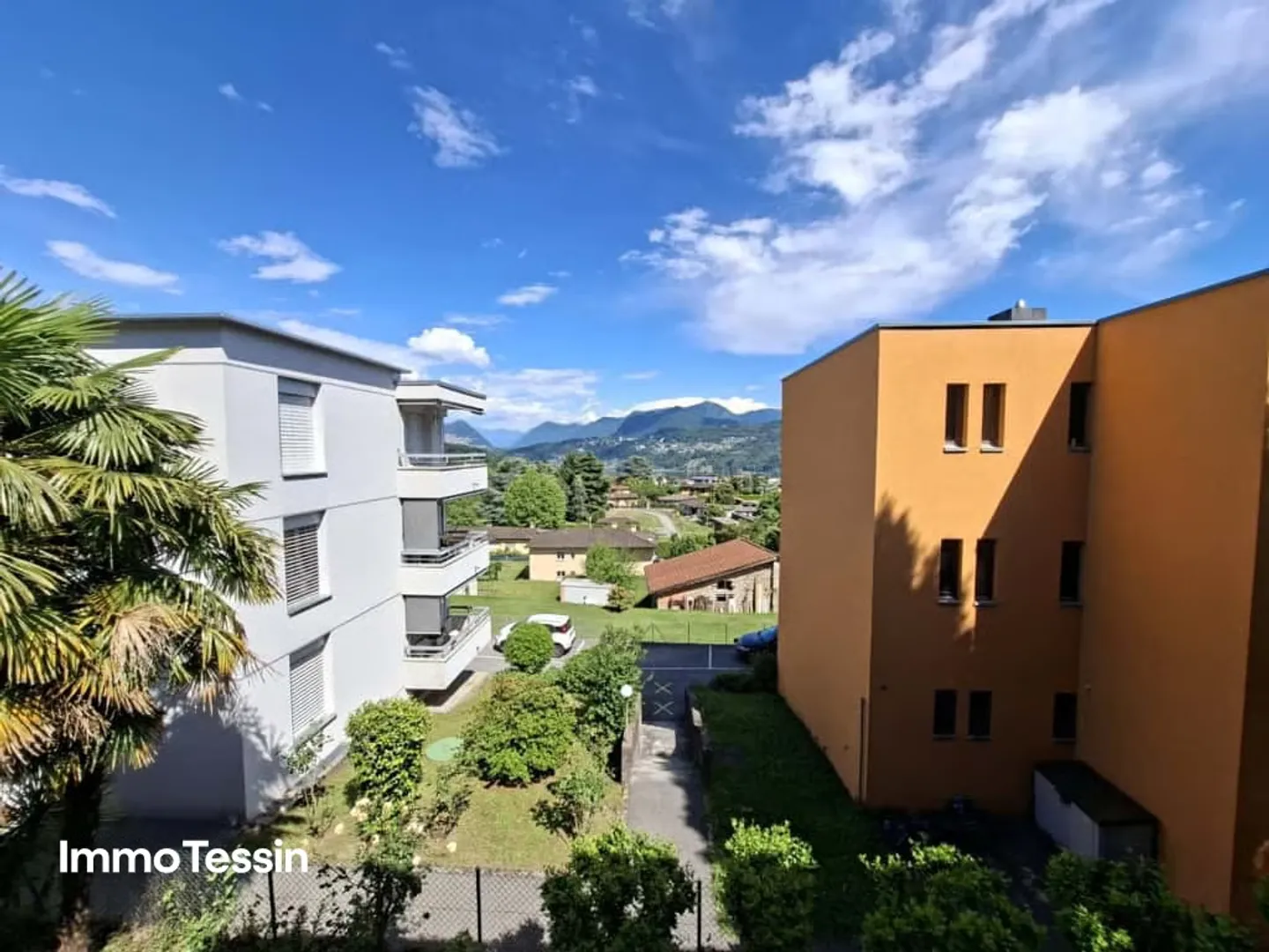 Grosszügiges & schönes Haus an ruhiger und sonniger Lage mit Garten, Terrassen und Parkplätzen nähe Lugano - Photo 1 of 13