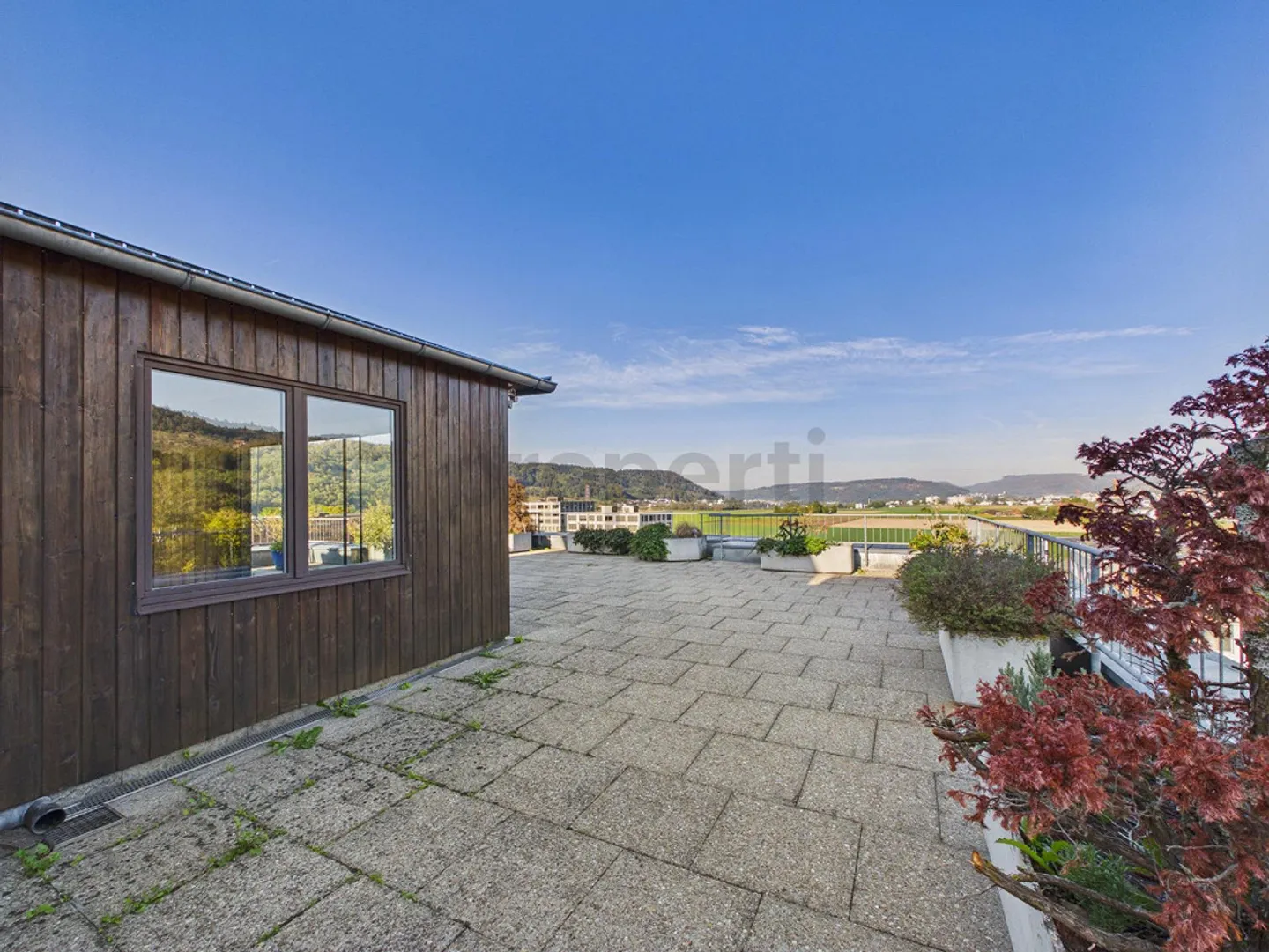 4.5/5.5 room apartment with private 120 m² rooftop terrace with glazed pavilion, fireplace, south balcony & underground parking space! - Photo 9 of 13