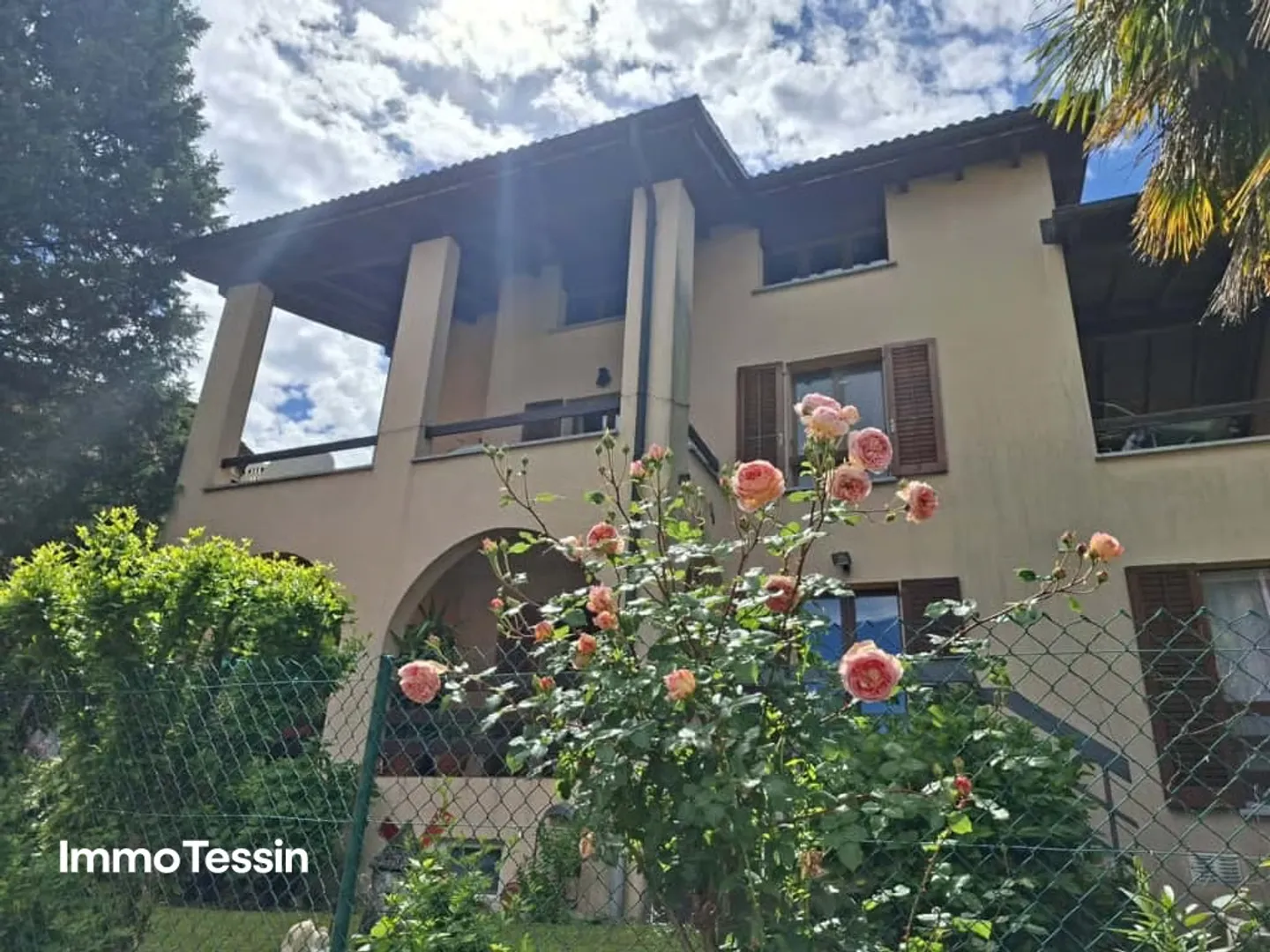 Grosszügiges & schönes Haus an ruhiger und sonniger Lage mit Garten, Terrassen und Parkplätzen nähe Lugano - Photo 5 of 13