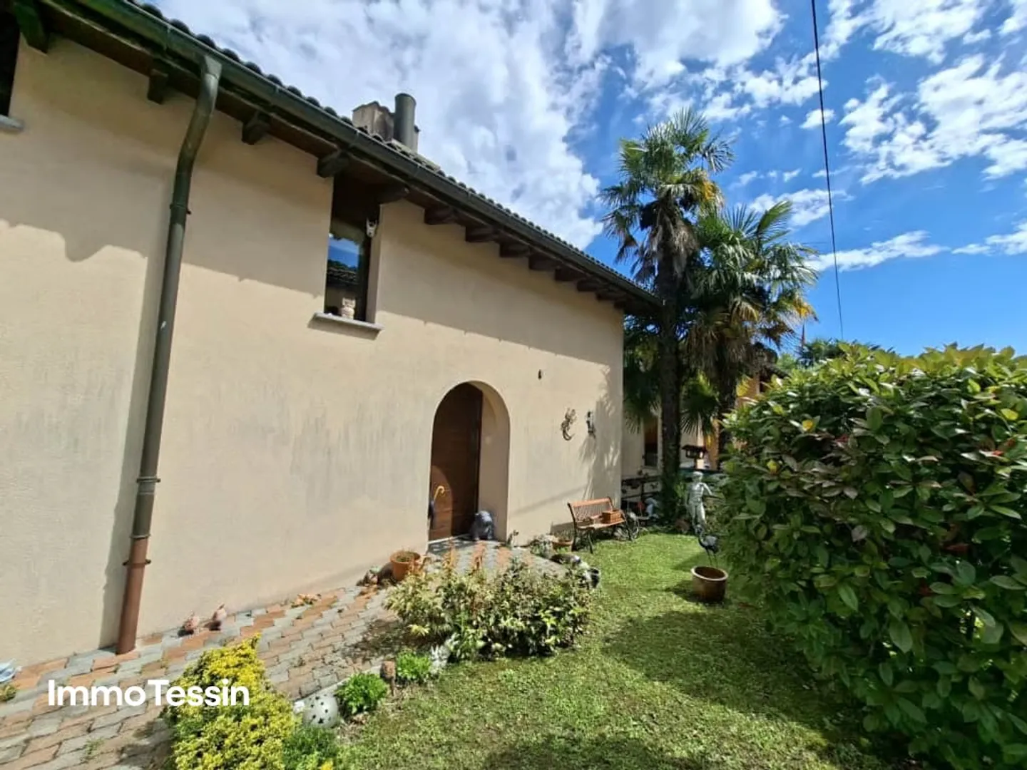 Grosszügiges & schönes Haus an ruhiger und sonniger Lage mit Garten, Terrassen und Parkplätzen nähe Lugano - Photo 7 of 13