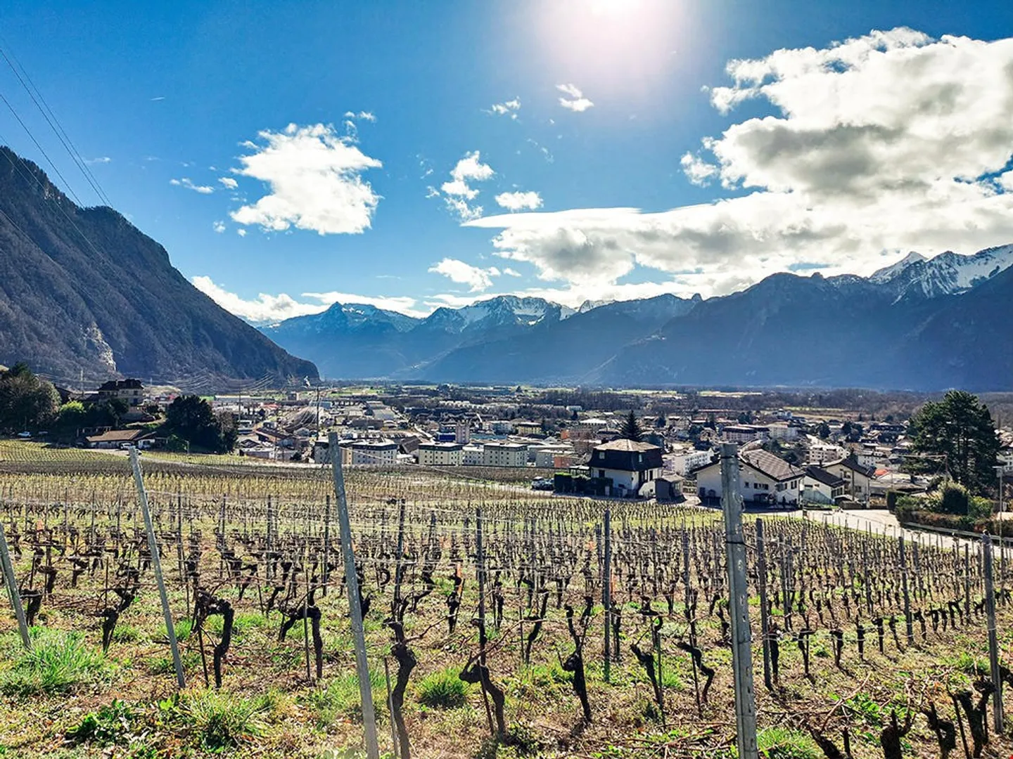 VILLENEUVE - APPARTAMENTO CON GIARDINO - 5,5 LOCALI - Foto 1 di 3