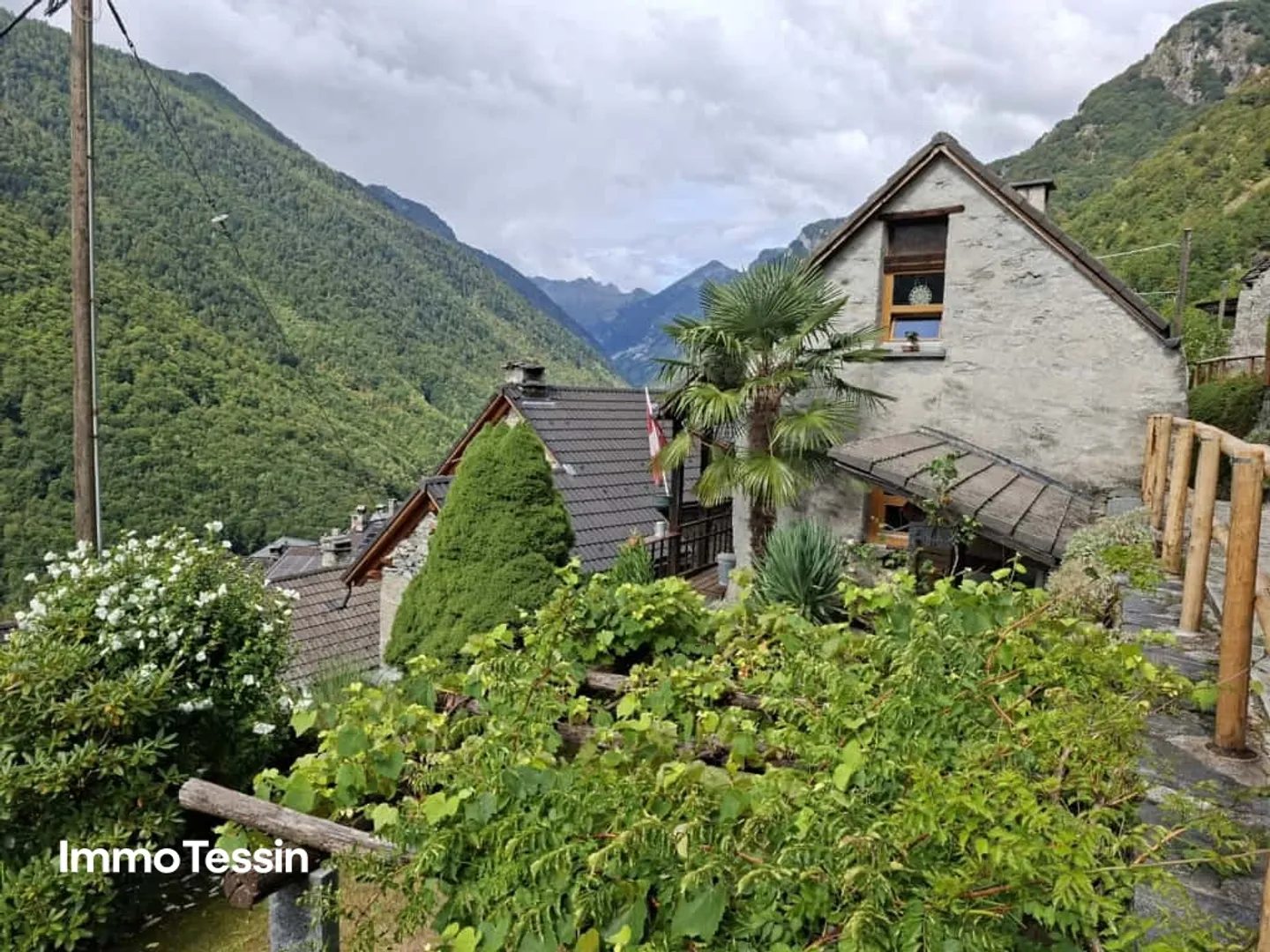 Rustico molto accogliente con loggia e giardino in una posizione tranquilla e soleggiata con vista sulle montagne - Foto 1 di 13