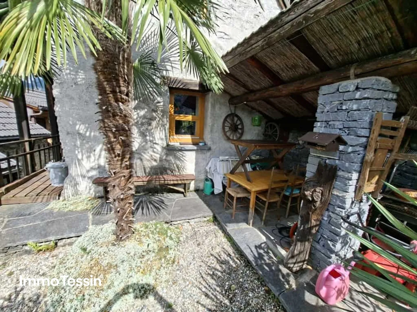 Rustico molto accogliente con loggia e giardino in una posizione tranquilla e soleggiata con vista sulle montagne - Foto 2 di 13
