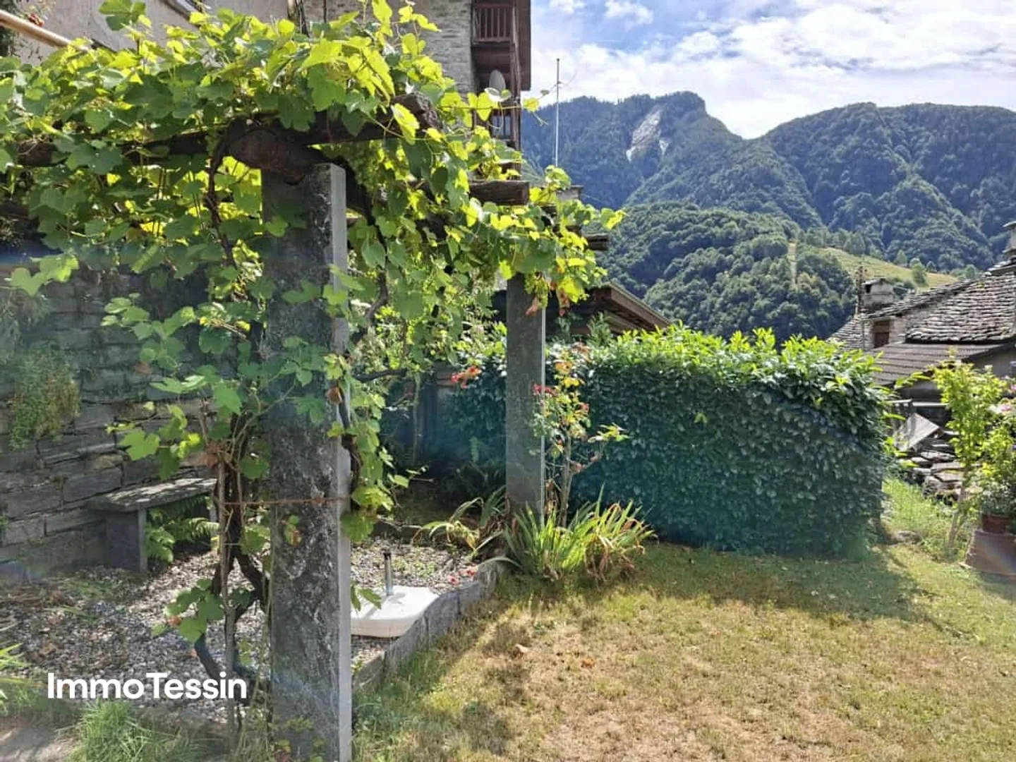 Rustico molto accogliente con loggia e giardino in una posizione tranquilla e soleggiata con vista sulle montagne - Foto 3 di 13
