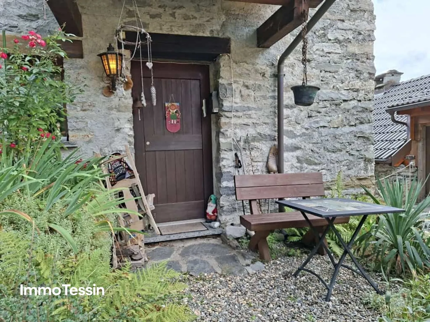 Rustico molto accogliente con loggia e giardino in una posizione tranquilla e soleggiata con vista sulle montagne - Foto 4 di 13