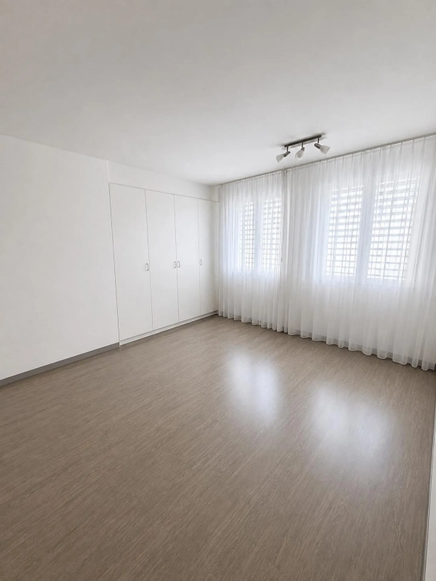 Luminoso appartamento di 4.5 locali – vivere in centro a Domat/Ems - Foto 3 di 13