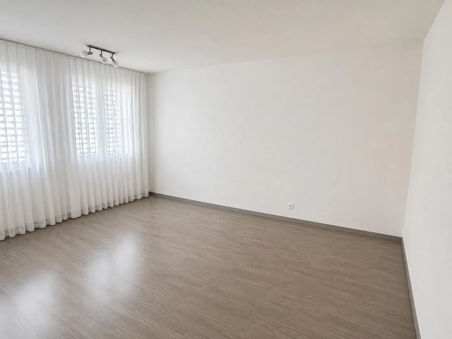 Luminoso appartamento di 4.5 locali – vivere in centro a Domat/Ems - Foto 2 di 13