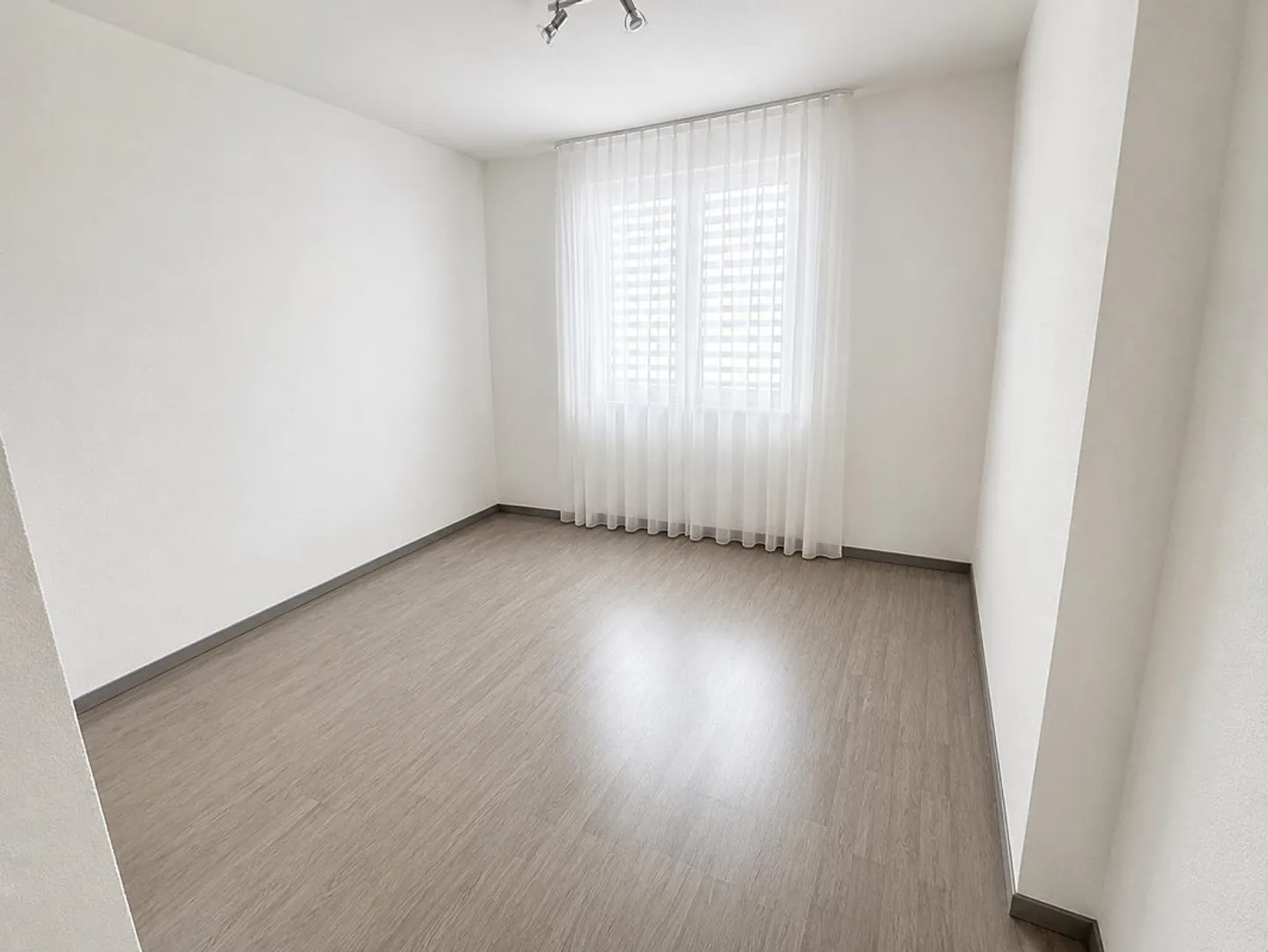 Luminoso appartamento di 4.5 locali – vivere in centro a Domat/Ems - Foto 5 di 13
