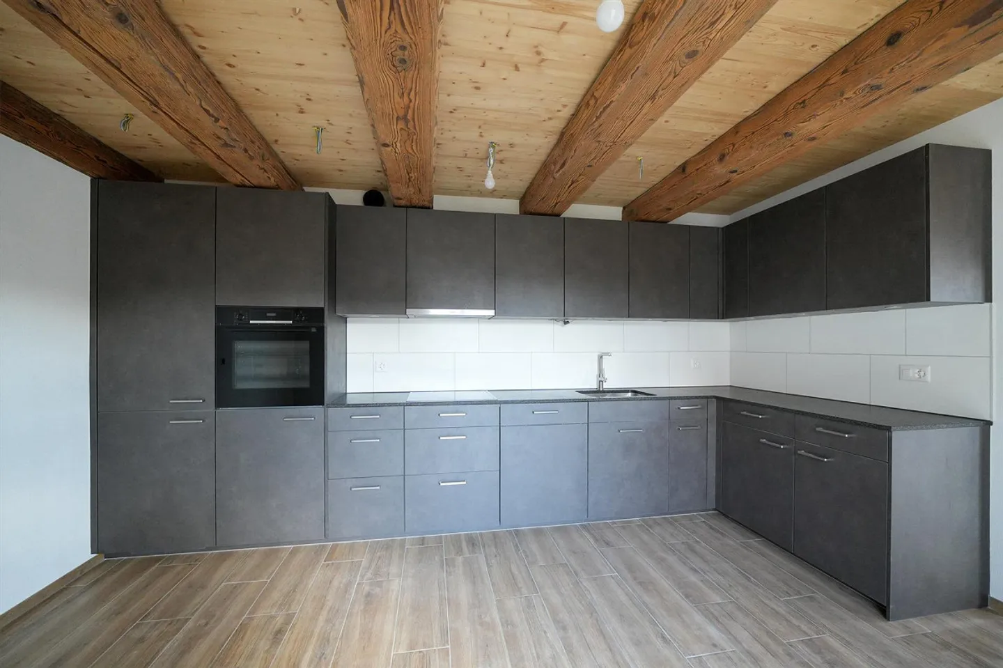 Newly renovated timber house with 7 rooms - Photo 2 of 8