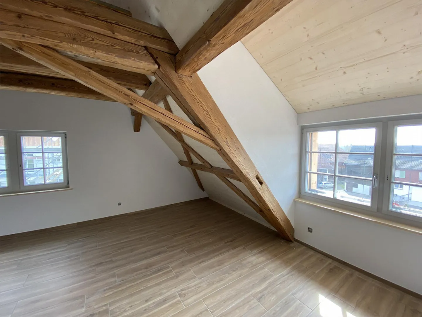 Newly renovated timber house with 7 rooms - Photo 3 of 8