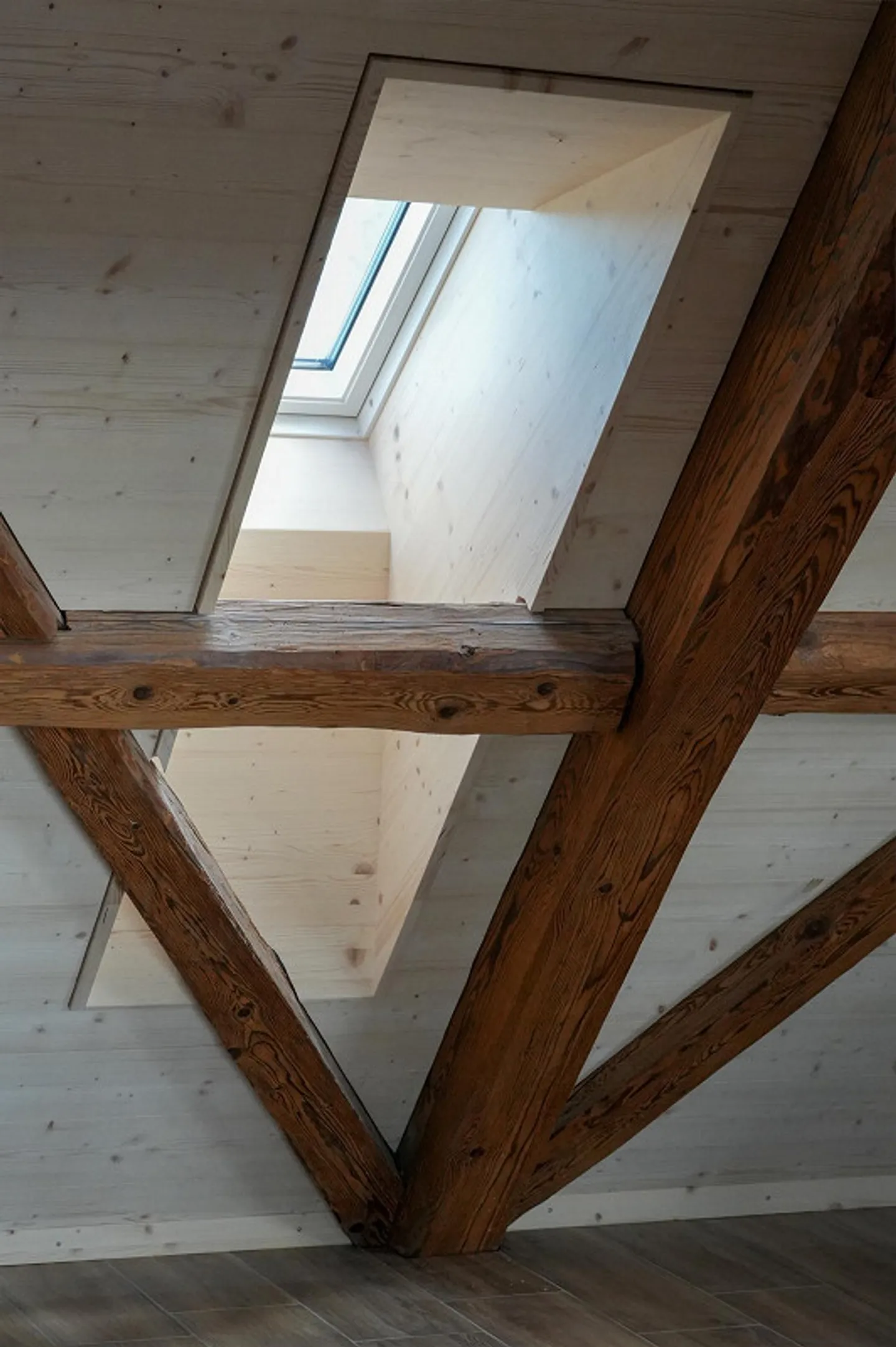 Newly renovated timber house with 7 rooms - Photo 4 of 8