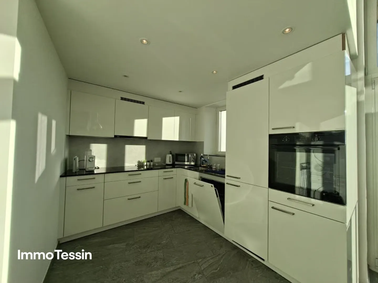 OPPORTUNITY: Elegant, luxuriously renovated multi-family house with 3 apartments in a sunny and quiet panoramic location - Photo 6 of 13