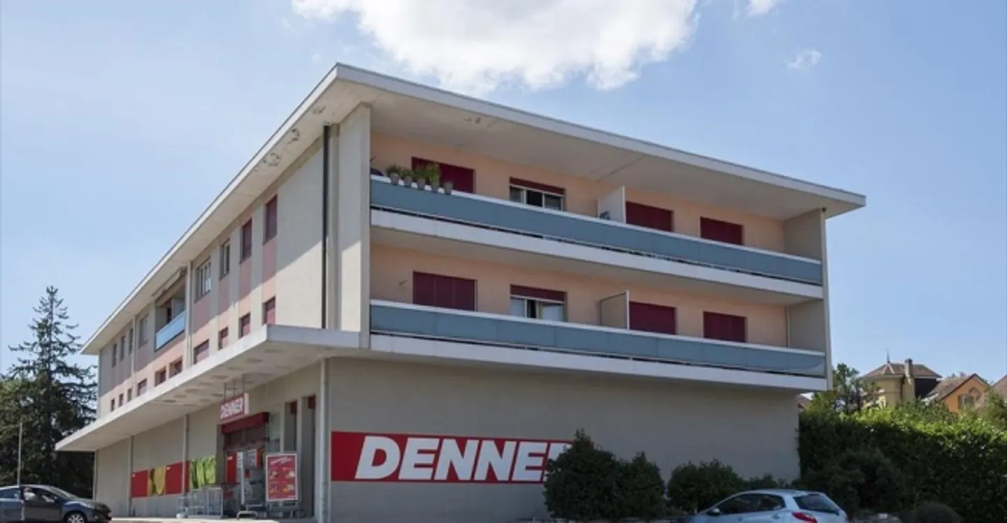 Mixed-use building for rent - Photo 1 of 3
