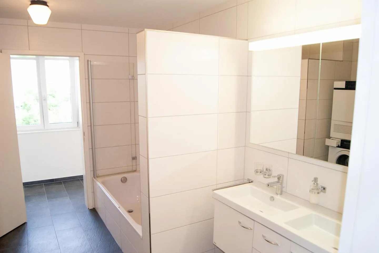 Appartement spacieux de 4,5 pièces près du Rhin - Photo 4 sur 11