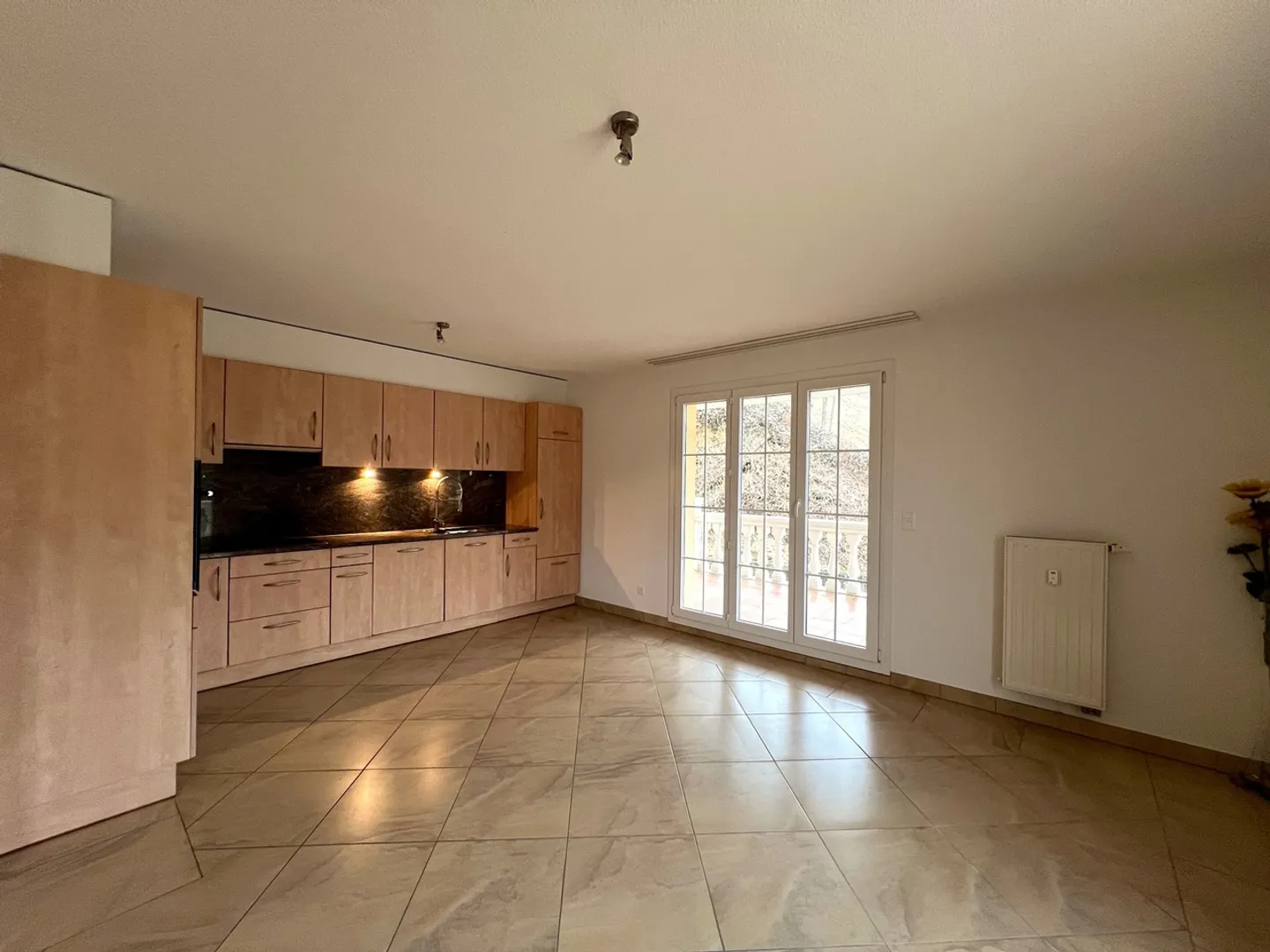 Geräumige 5,5-Zimmer-Wohnung 150m2 mit großer Terrasse und Keller. - Foto 2 von 10