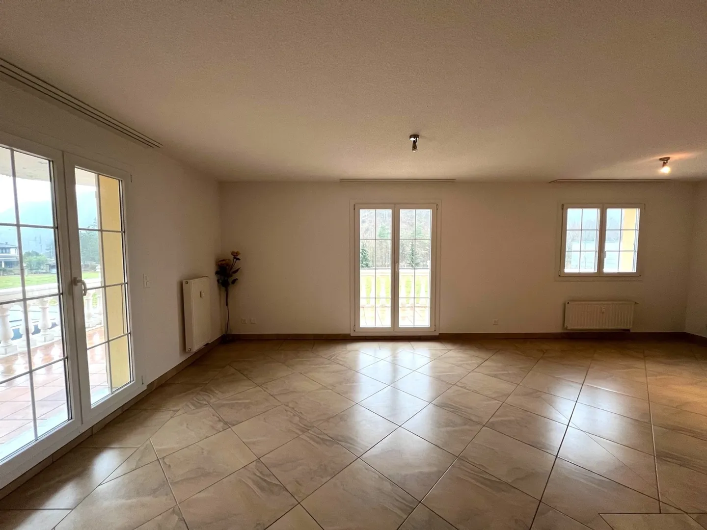 Geräumige 5,5-Zimmer-Wohnung 150m2 mit großer Terrasse und Keller. - Foto 3 von 10