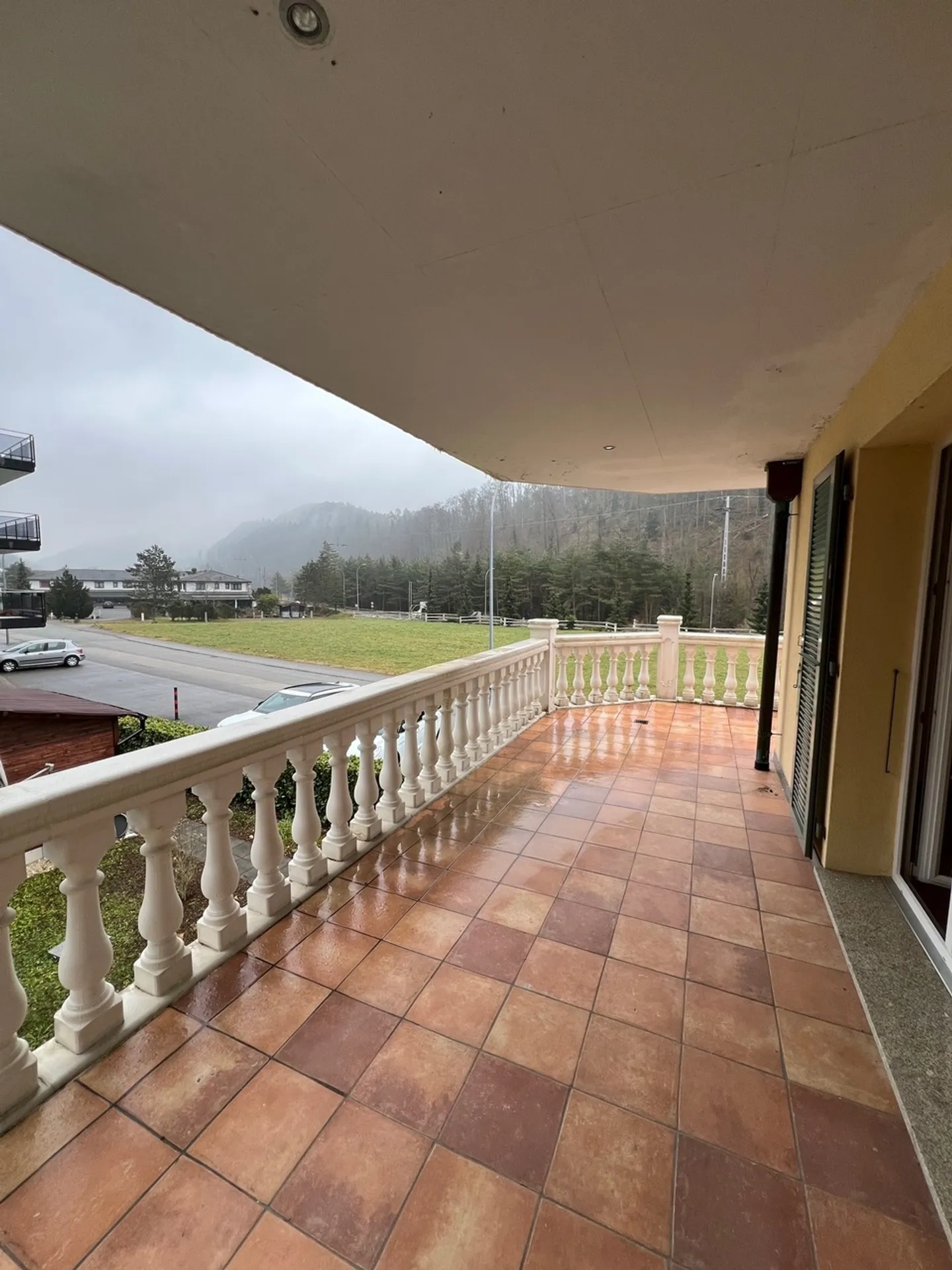 Geräumige 5,5-Zimmer-Wohnung 150m2 mit großer Terrasse und Keller. - Foto 4 von 10