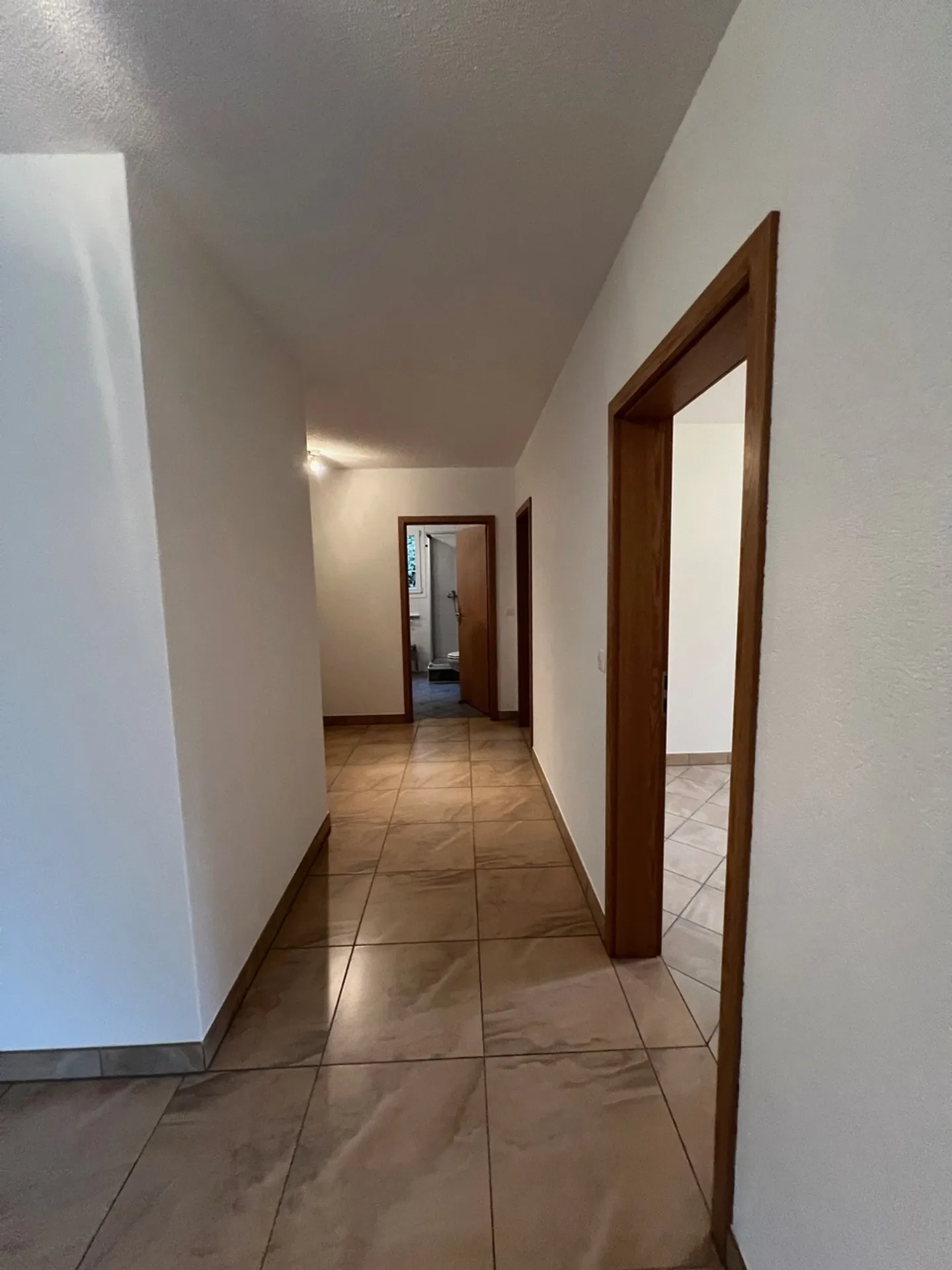 Geräumige 5,5-Zimmer-Wohnung 150m2 mit großer Terrasse und Keller. - Foto 6 von 10