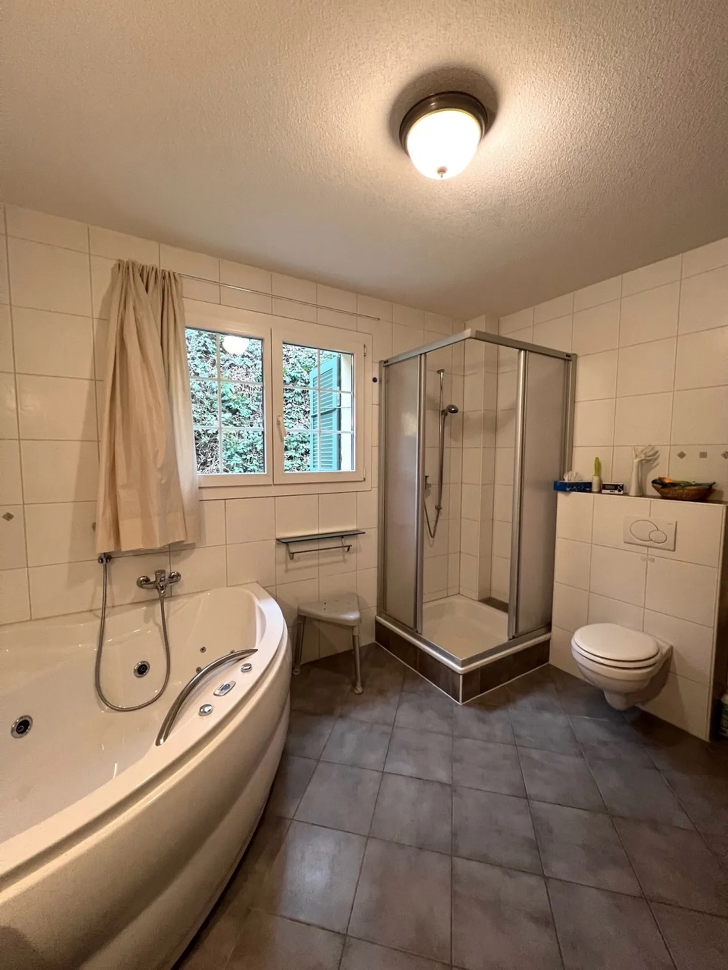 Geräumige 5,5-Zimmer-Wohnung 150m2 mit großer Terrasse und Keller. - Foto 7 von 10