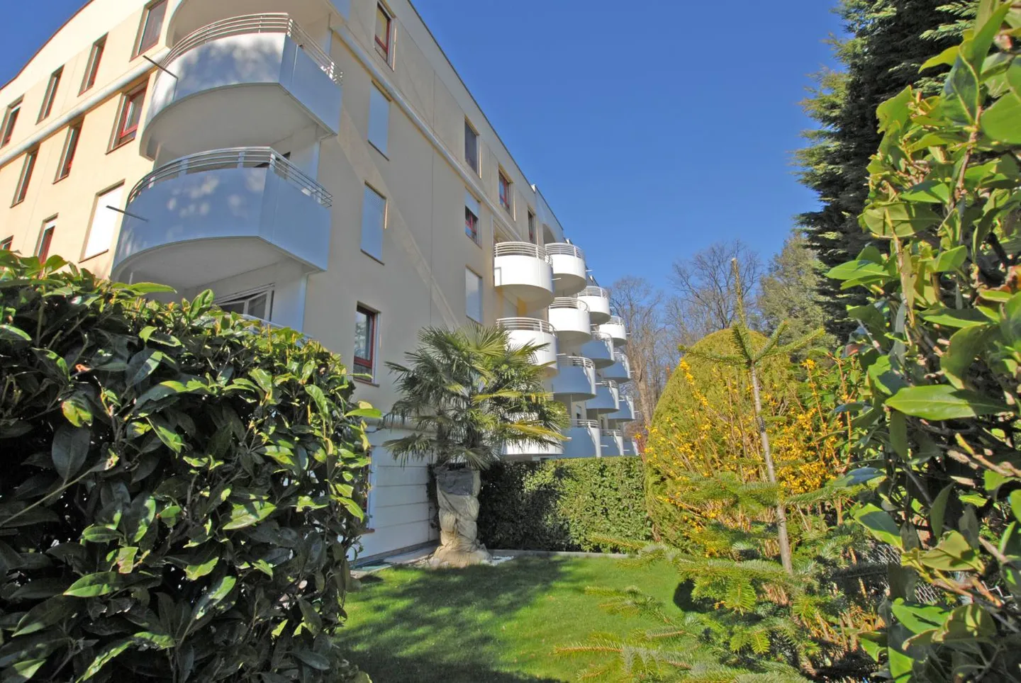 5-room apartment - Photo 1 of 6