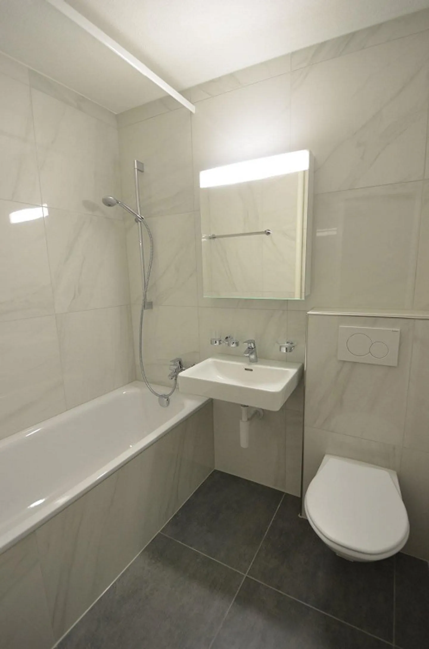 Appartement lumineux de 4,5 pièces à Kleefeld-Ouest - Photo 2 sur 8
