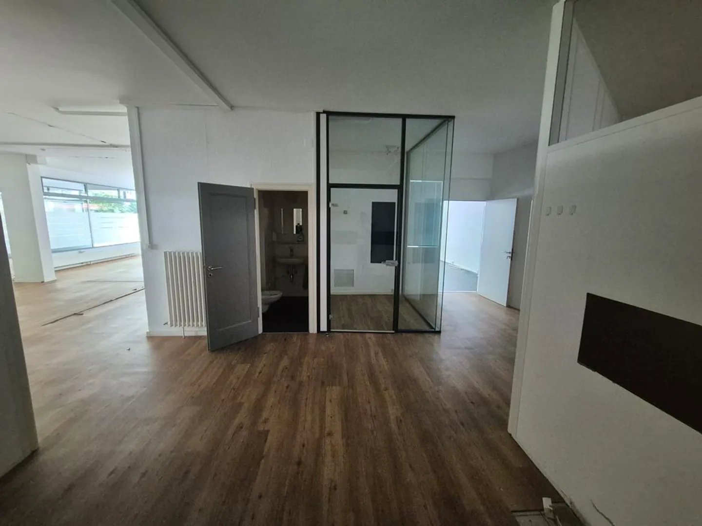 Arcade of 189m2, access located at Boulevard Carl-Vogt 30. - Photo 2 of 4