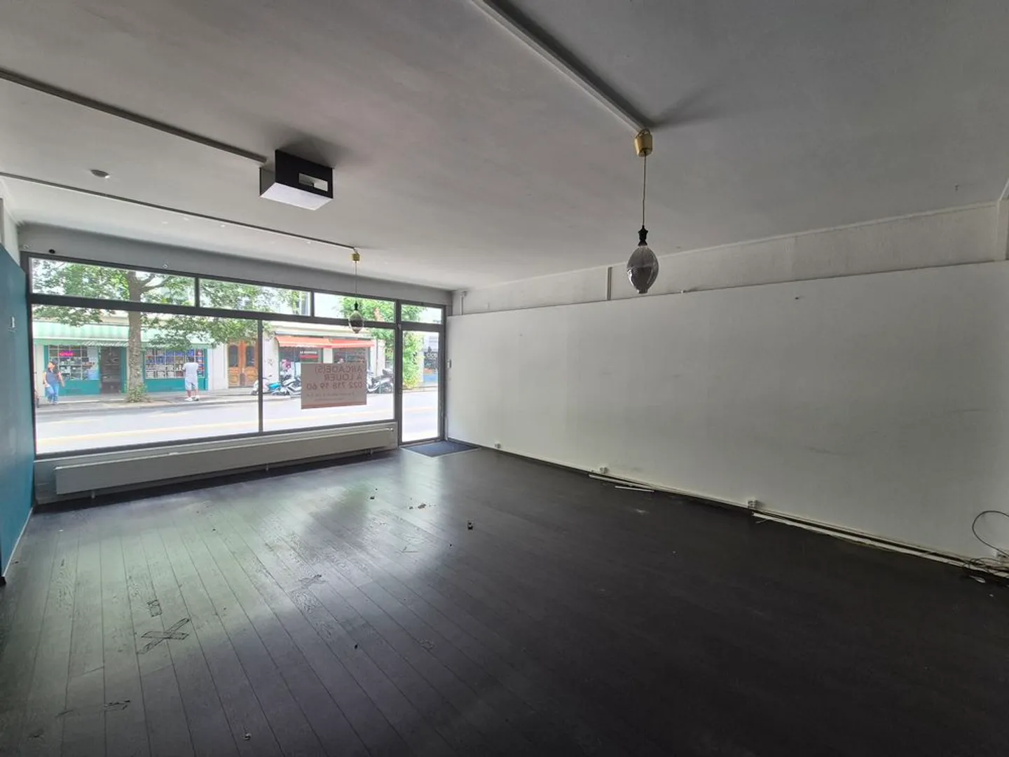 Arcade of 189m2, access located at Boulevard Carl-Vogt 30. - Photo 3 of 4