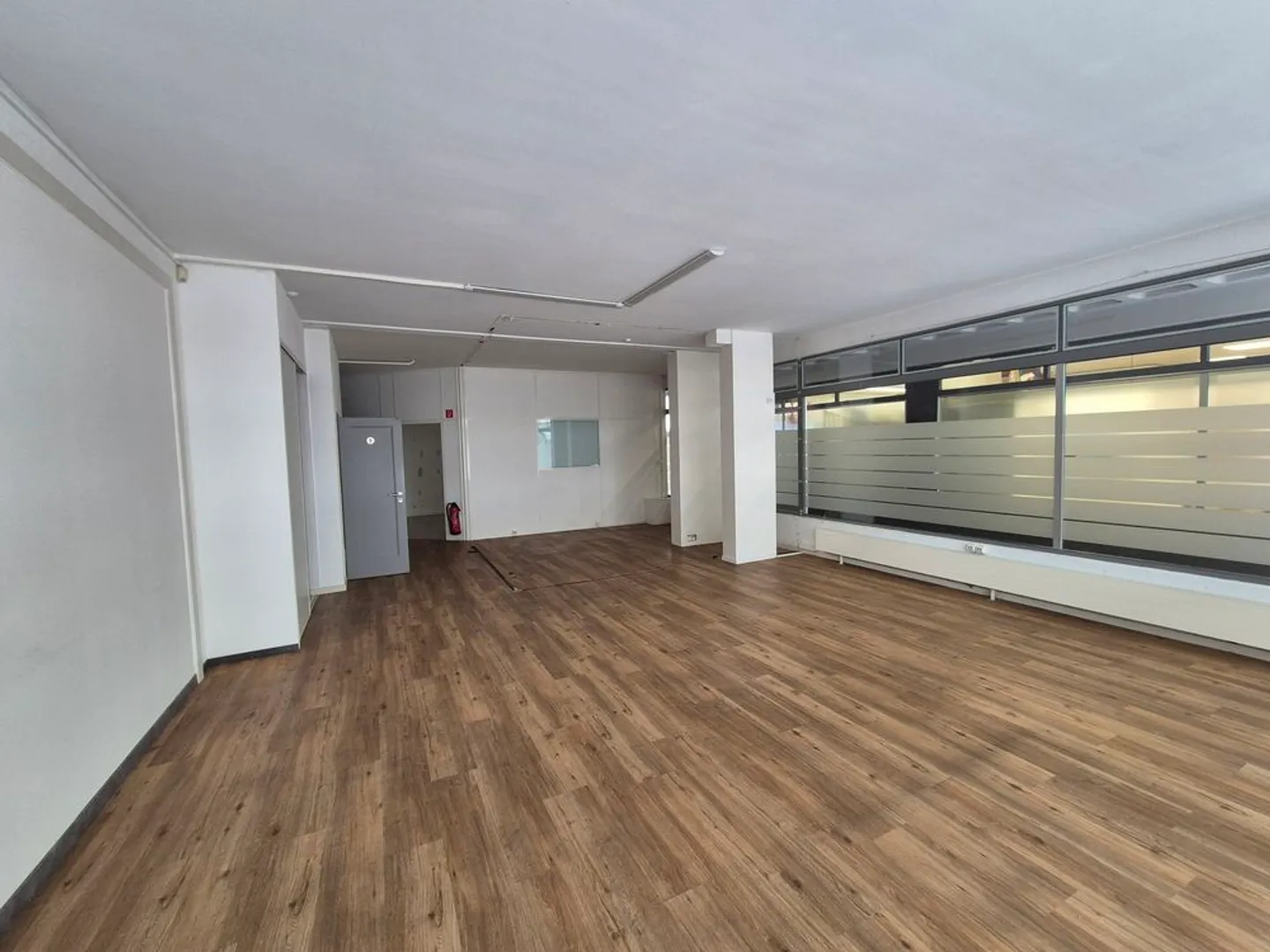 Arcade of 189m2, access located at Boulevard Carl-Vogt 30. - Photo 4 of 4