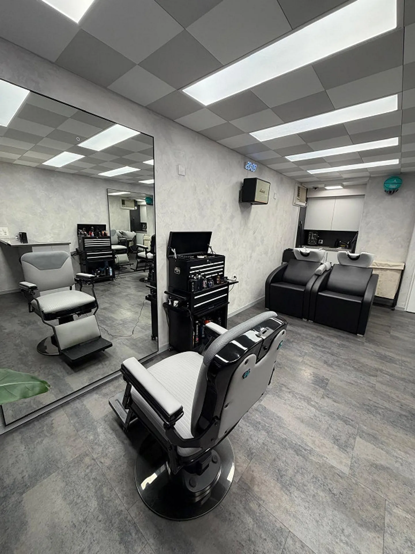 Looking for a new tenant for a hair salon of about 40m2, distributed over two rooms - Photo 1 of 7