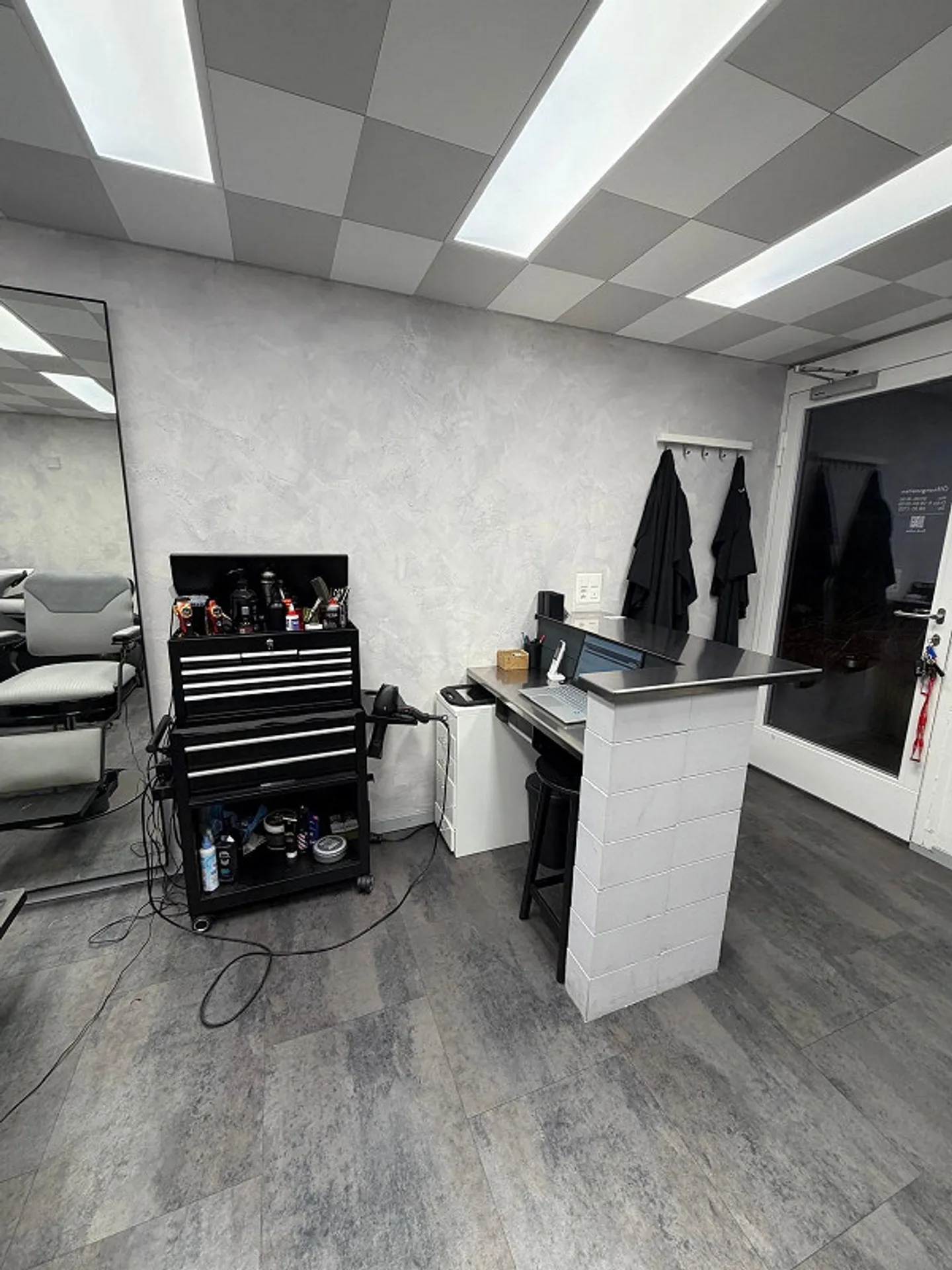 Looking for a new tenant for a hair salon of about 40m2, distributed over two rooms - Photo 4 of 7
