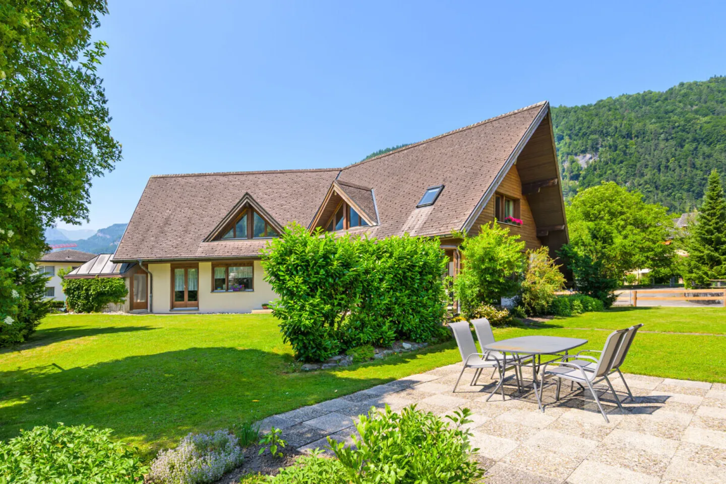 Maison individuelle spacieuse avec pratique intégrée - Photo 3 sur 13