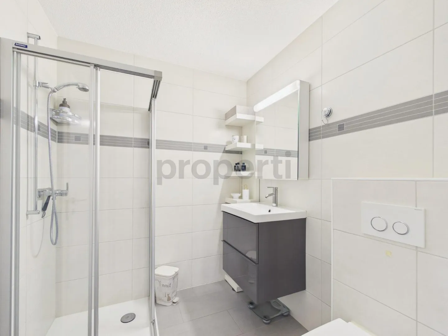 Spacious 4.5 room family apartment with balconies and 2 indoor parking spaces - Photo 7 of 8