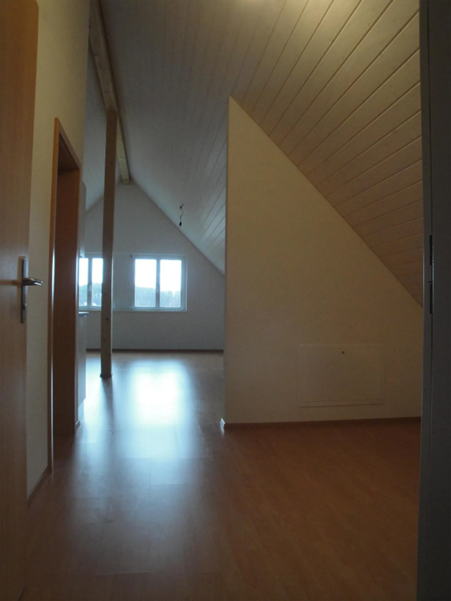 Charmante Dachwohnung zu Vermieten - Foto 1 von 7