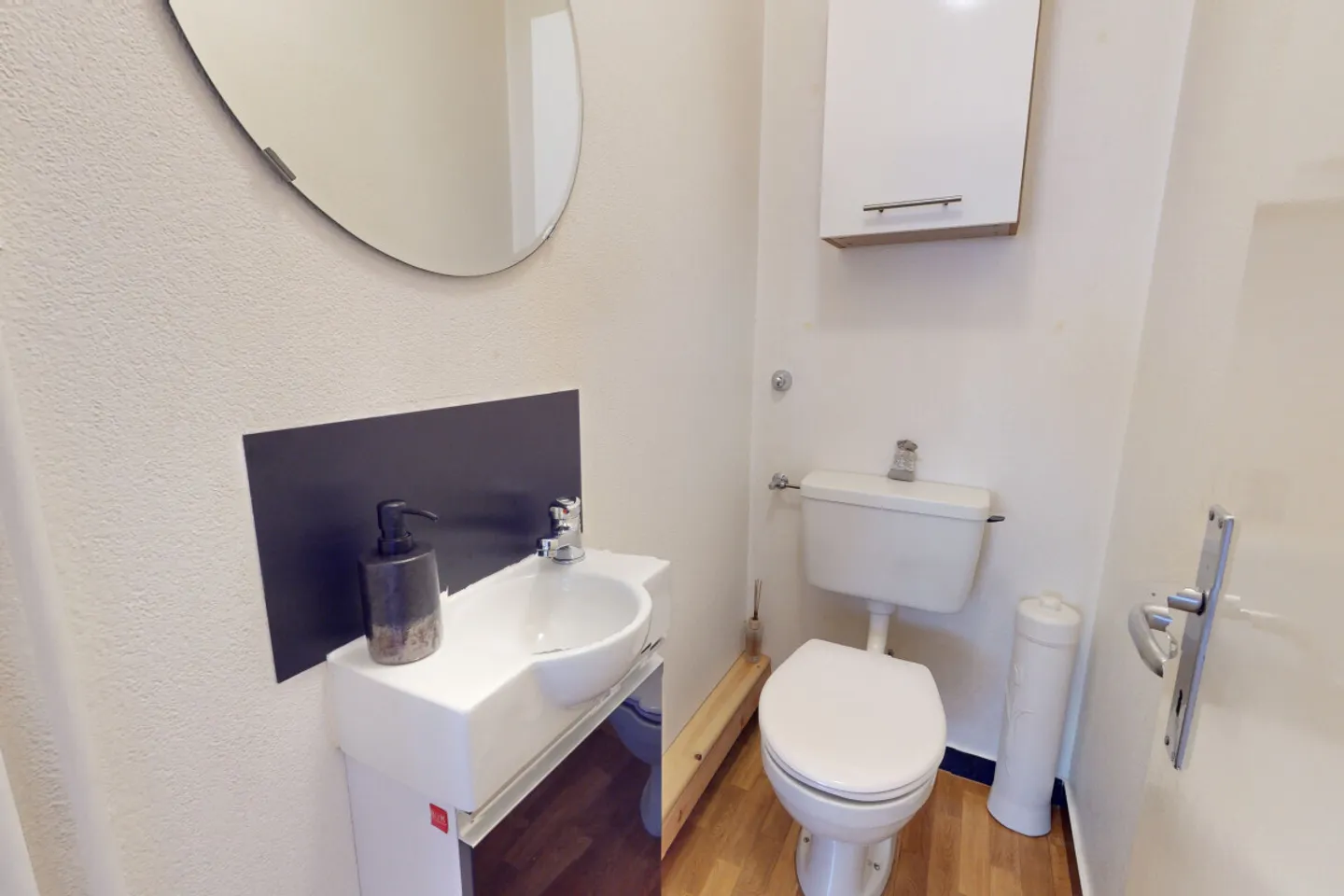 Appartamento di 4,5 locali con 2 balconi completamente ristrutturato! - Foto 11 di 12