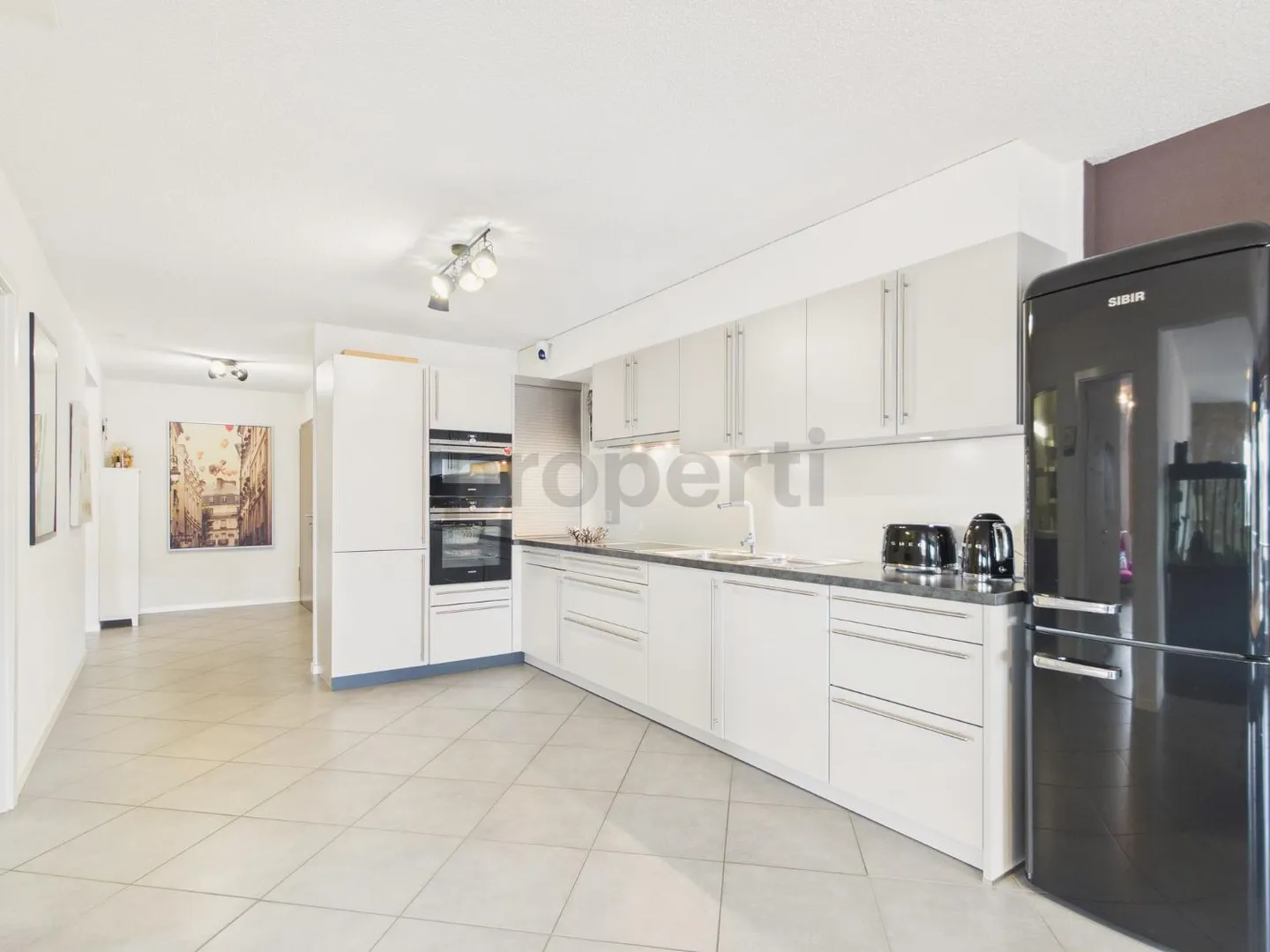 Spacious 4.5 room family apartment with balconies and 2 indoor parking spaces - Photo 2 of 8