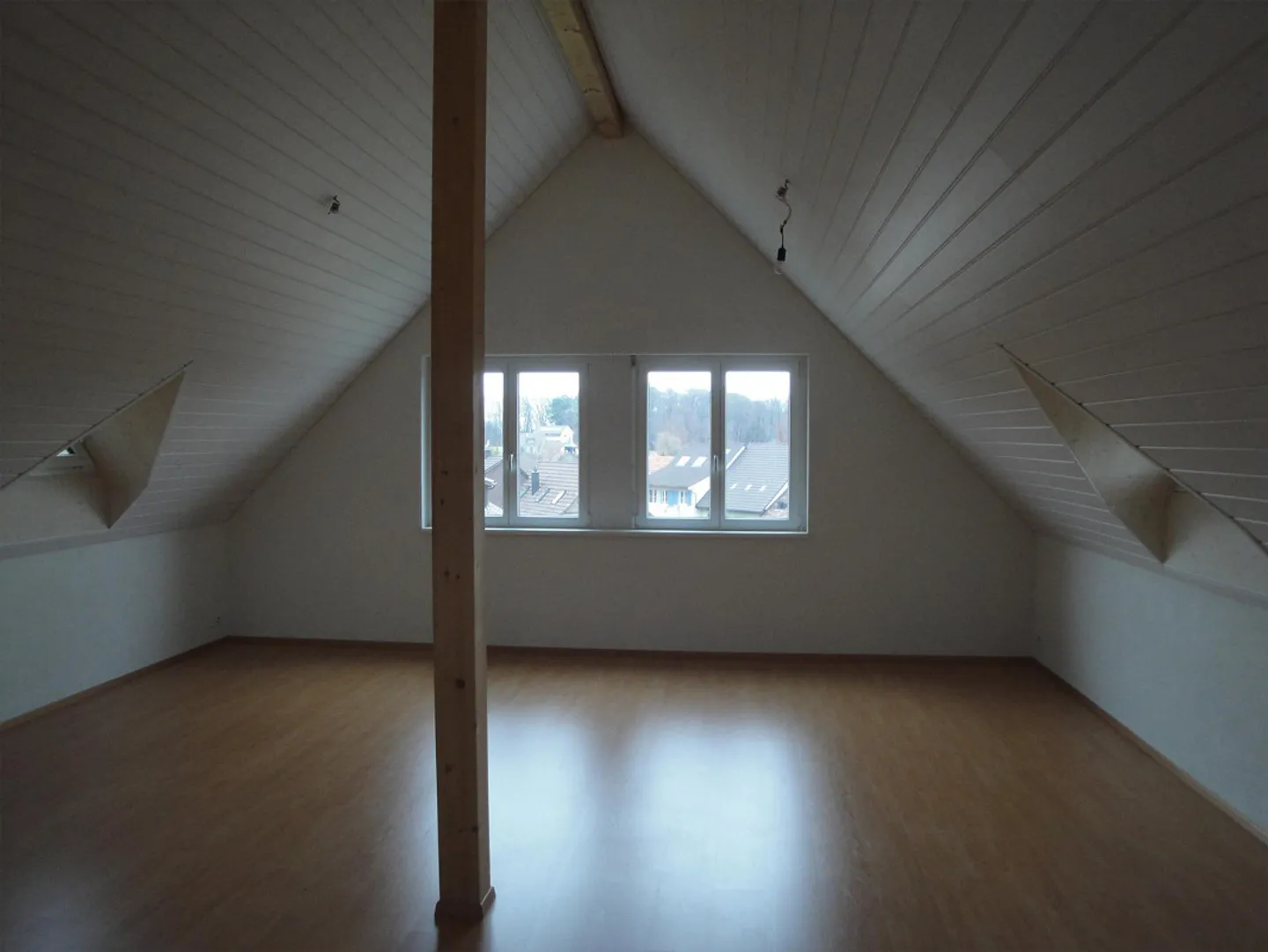 Charmante Dachwohnung zu Vermieten - Foto 2 von 7