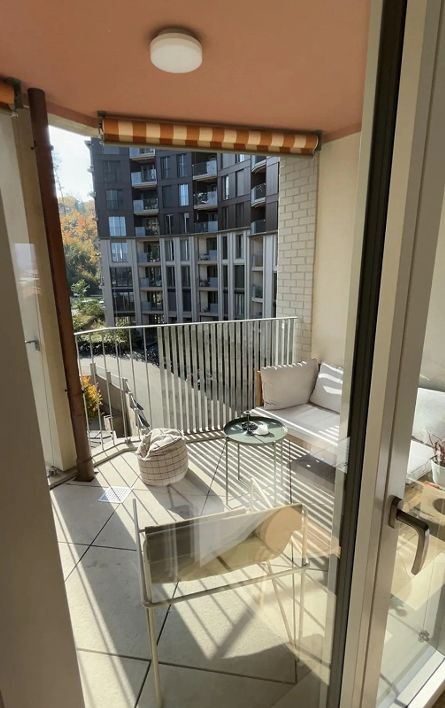 Appartement moderne spacieux avec balcon à Zurich - Photo 2 sur 7