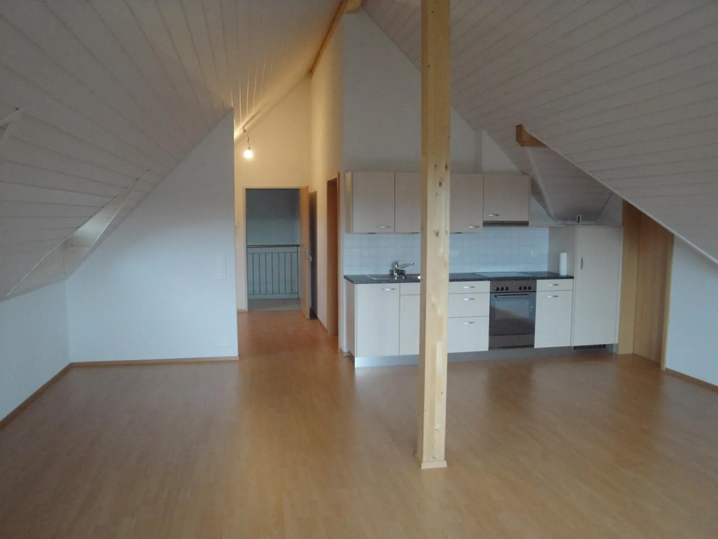 Charmante Dachwohnung zu Vermieten - Foto 3 von 7
