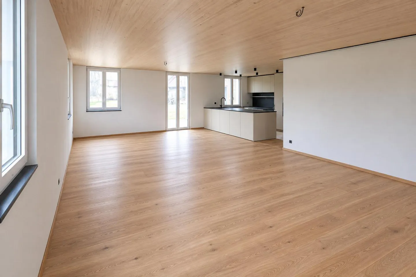 Modernes Familienhaus mit Garten - Foto 2 von 13