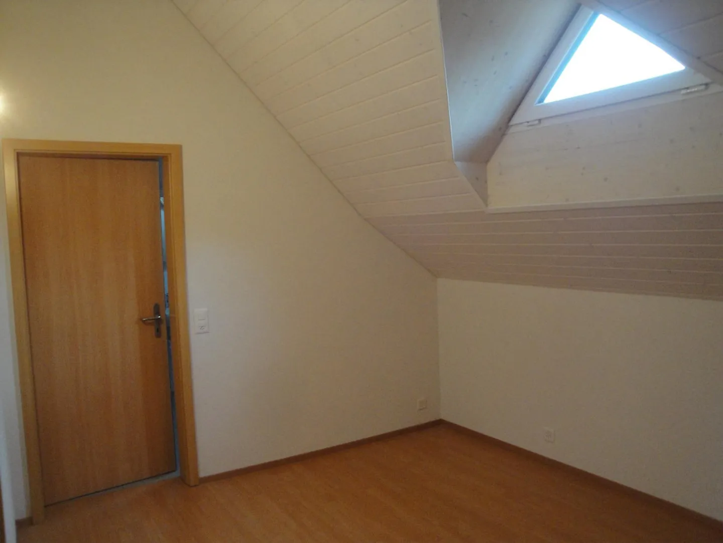 Charmante Dachwohnung zu Vermieten - Foto 4 von 7