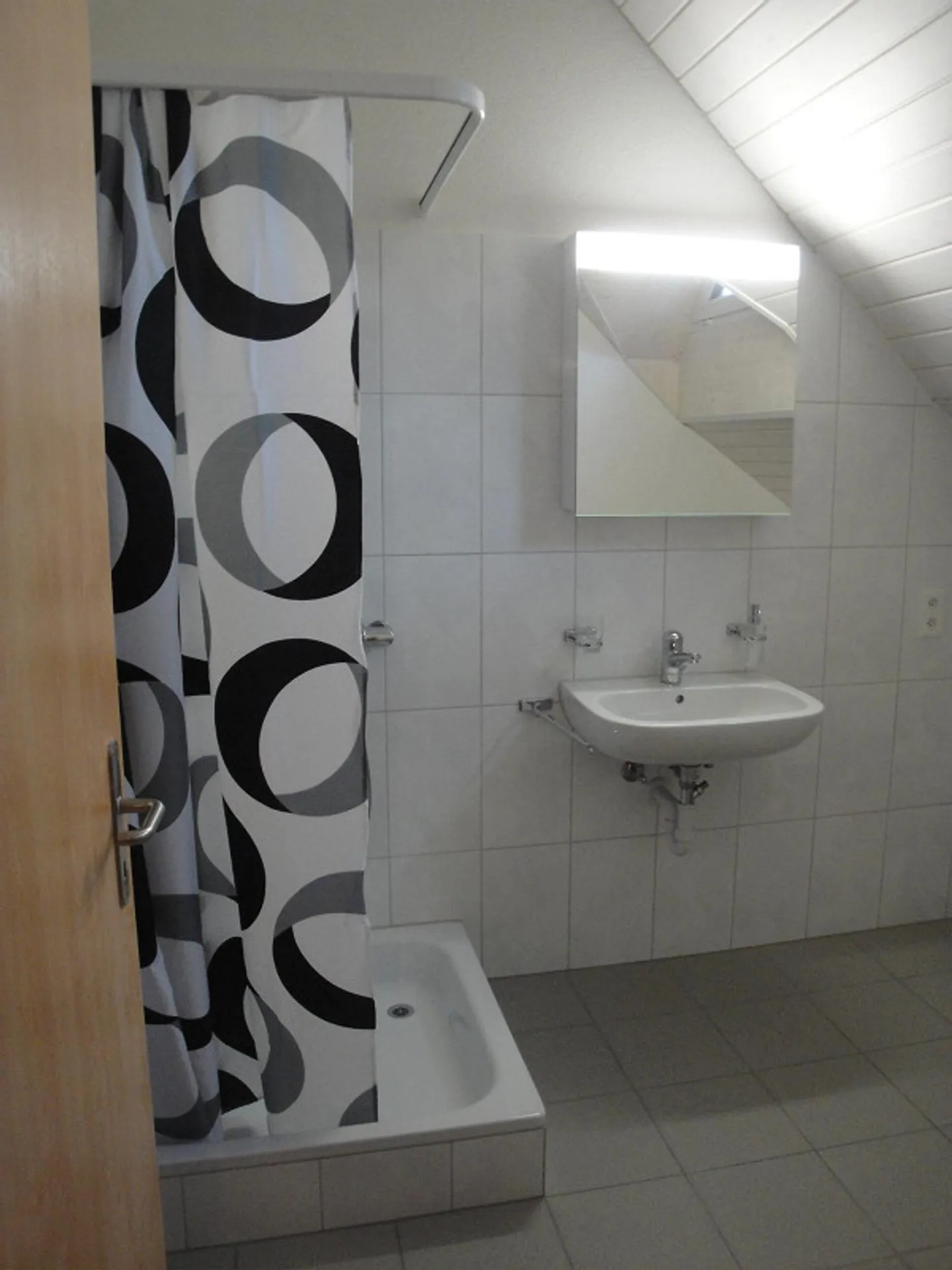 Charmante Dachwohnung zu Vermieten - Foto 5 von 7