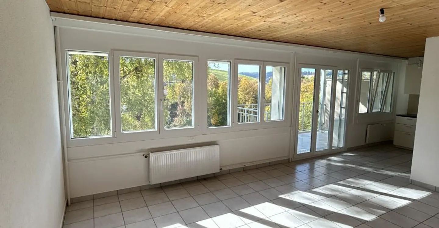 Charming 3.5-room apartment with balcony in Locle - Photo 1 of 9